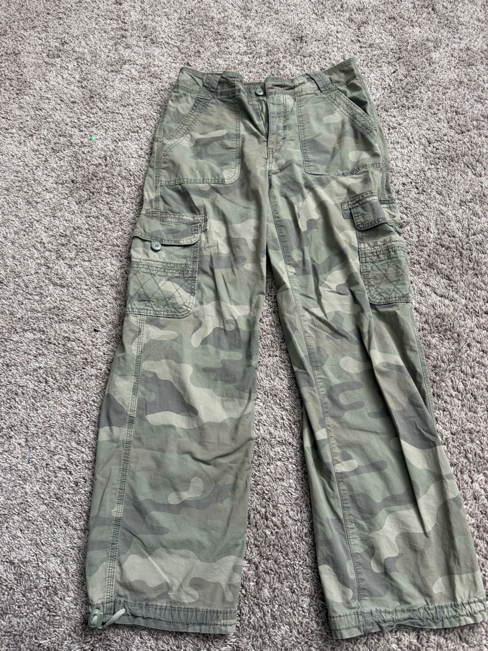 American Eagle women’s Camouflage Cargo Pants - Olive Green
